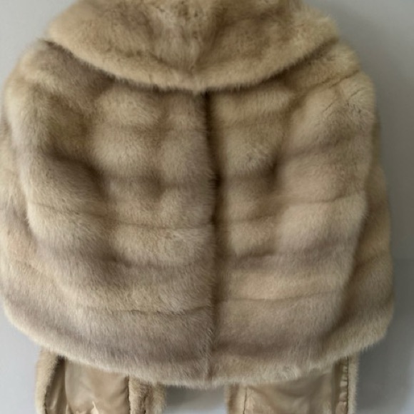 1950s FUR CAPE WITH POCKETS - Picture 3 of 5